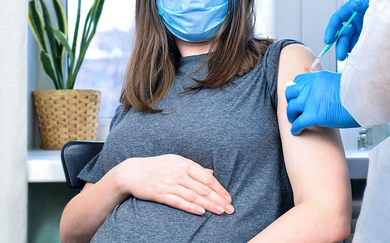 Κορονοϊός: Πόσο ασφαλή είναι τα mRNA εμβόλια για τις έγκυες και τις θηλάζουσες