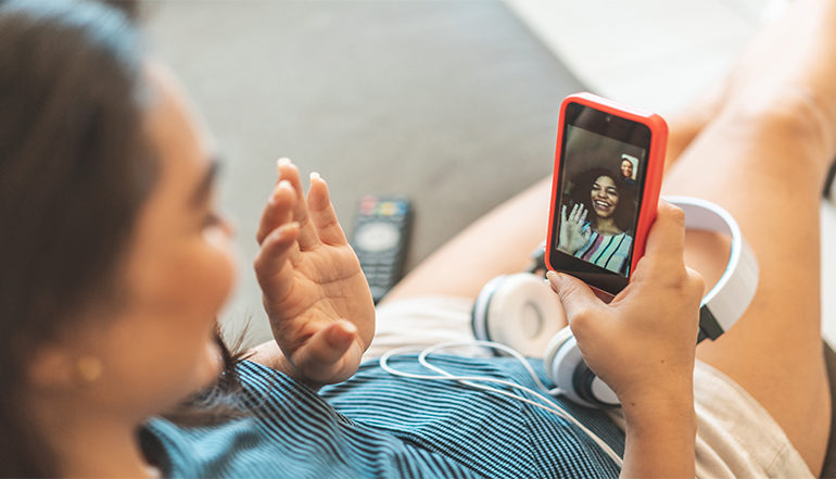 Πώς μια και μόνο συνομιλία με φίλους την ημέρα κάνει καλό στην ψυχική υγεία